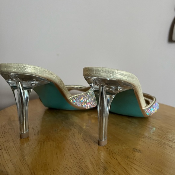 Cute Class Heel - Picture 2 of 2